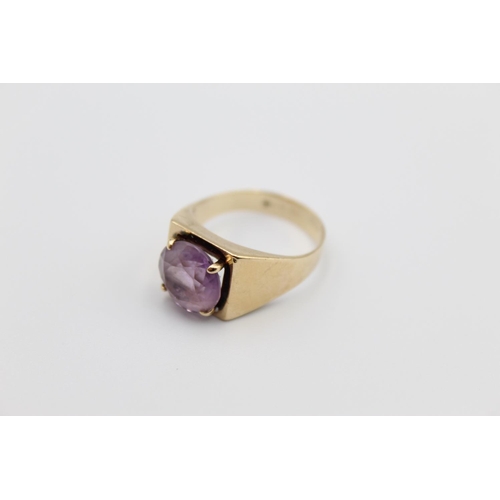 54 - A modernist 9ct gold amethyst signet style ring, size O - approx. 4.4 grams