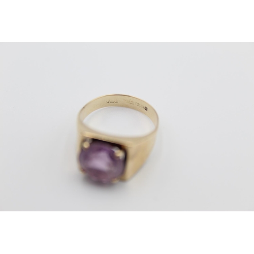 54 - A modernist 9ct gold amethyst signet style ring, size O - approx. 4.4 grams