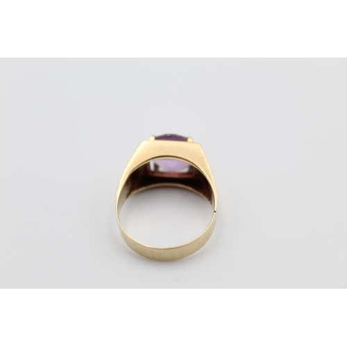 54 - A modernist 9ct gold amethyst signet style ring, size O - approx. 4.4 grams