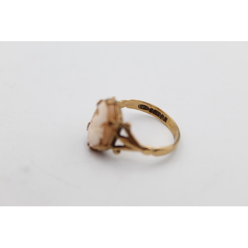 60A - A 9ct gold carved shell cameo ring, size O - approx. 2.6 grams