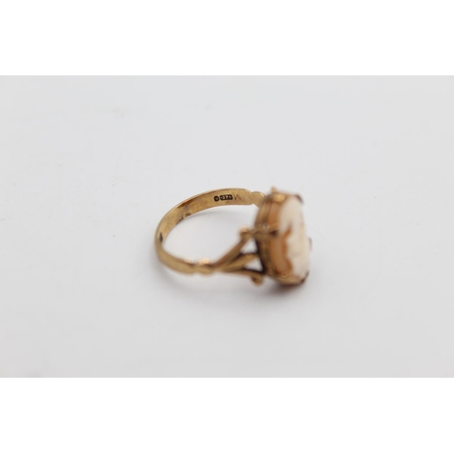 60A - A 9ct gold carved shell cameo ring, size O - approx. 2.6 grams