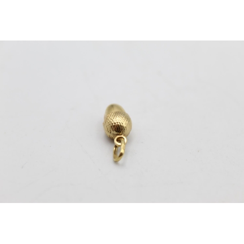 68 - A 9ct gold acorn charm/pendant - approx. gross weight 0.7 grams