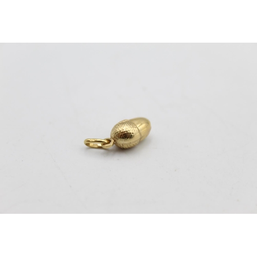 68 - A 9ct gold acorn charm/pendant - approx. gross weight 0.7 grams