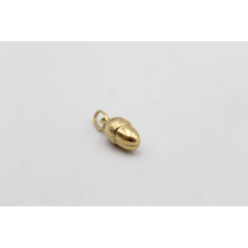 68 - A 9ct gold acorn charm/pendant - approx. gross weight 0.7 grams