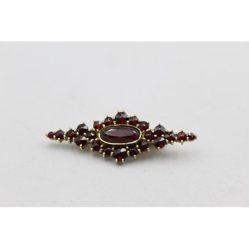 69 - A 14ct gold bohemian garnet brooch - approx. gross weight 5.6 grams