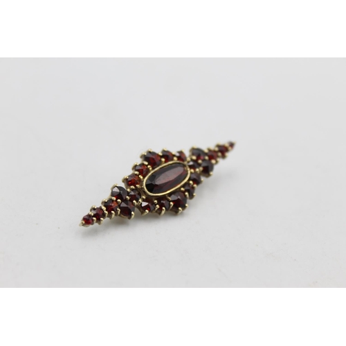 69 - A 14ct gold bohemian garnet brooch - approx. gross weight 5.6 grams