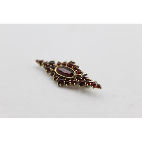 69 - A 14ct gold bohemian garnet brooch - approx. gross weight 5.6 grams