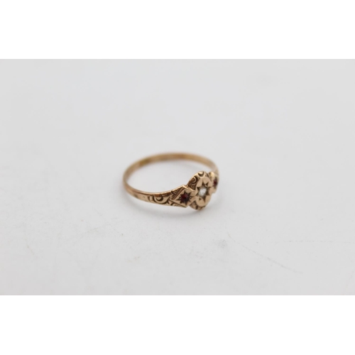 83 - A 9ct gold gemstone set scrolling design ring, size L - approx. gross weight 1.1 grams