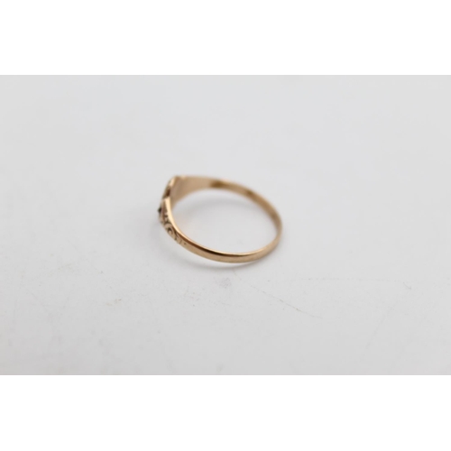 83 - A 9ct gold gemstone set scrolling design ring, size L - approx. gross weight 1.1 grams