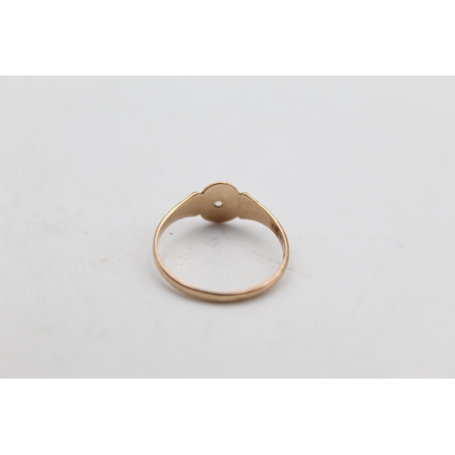 83 - A 9ct gold gemstone set scrolling design ring, size L - approx. gross weight 1.1 grams