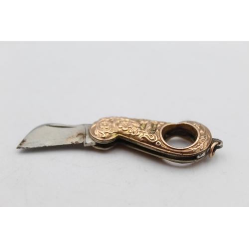 84 - A 9ct gold back and front swivel knife necklace pendant - approx. gross weight 8.8 grams