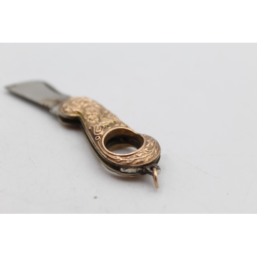 84 - A 9ct gold back and front swivel knife necklace pendant - approx. gross weight 8.8 grams