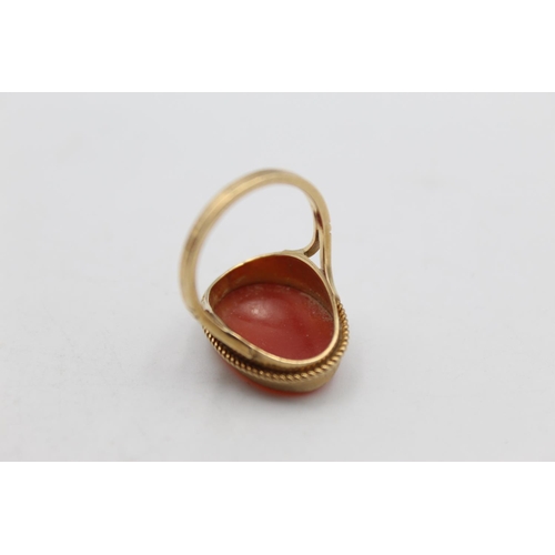 90 - An antique 9ct gold carved shell cameo three graces ring, size N ½ - approx. gross weight 3.9 grams