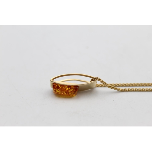 91 - A 14ct gold baltic amber pendant necklace - approx. gross weight 7 grams