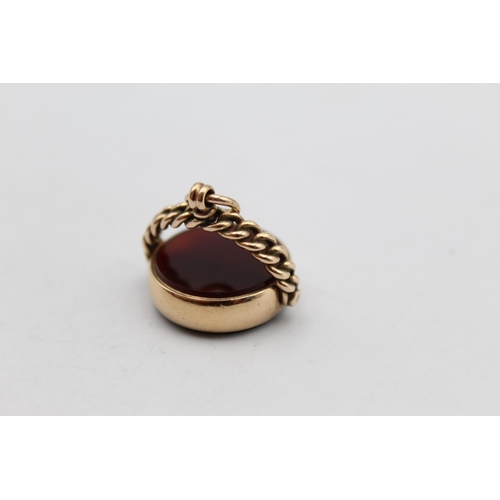 95 - An Edwardian hallmarked 9ct gold gents bloodstone and carnelian swivel fob, dated 1903 - approx. gro... 