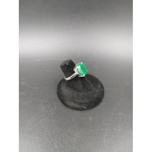 275 - A 925 silver and 6ct emerald ring - size M