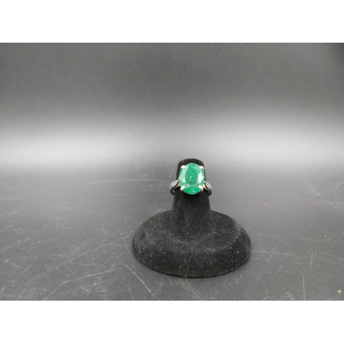 275 - A 925 silver and 6ct emerald ring - size M