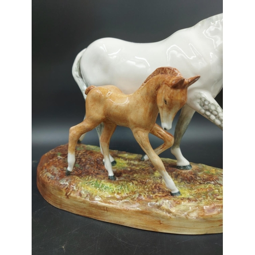 403 - A Royal Doulton Gude Grey Mare and Foal figurine HN 2519 - approx. 20cm high x 30cm long