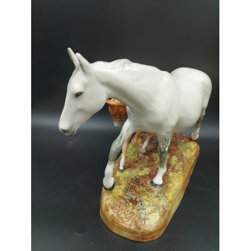 403 - A Royal Doulton Gude Grey Mare and Foal figurine HN 2519 - approx. 20cm high x 30cm long