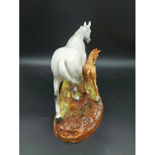 403 - A Royal Doulton Gude Grey Mare and Foal figurine HN 2519 - approx. 20cm high x 30cm long