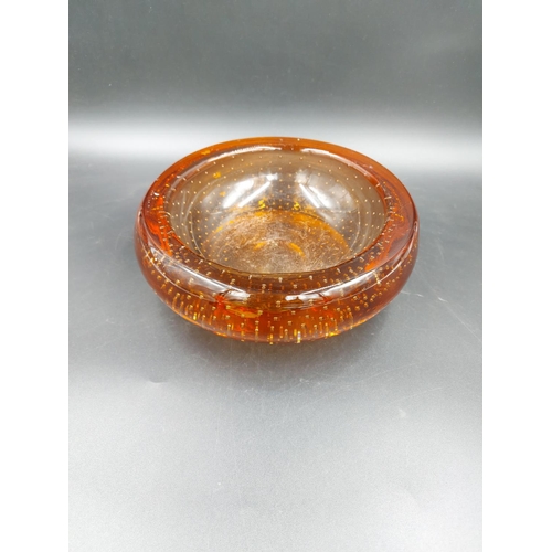 406 - A Murano Bullicante amber glass circular bowl - approx. 19cm diameter