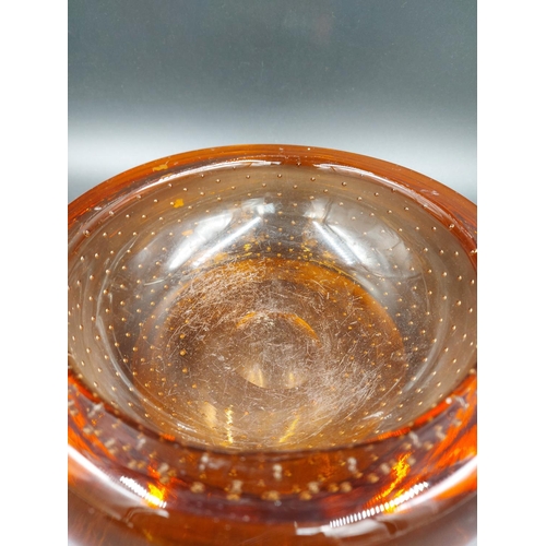 406 - A Murano Bullicante amber glass circular bowl - approx. 19cm diameter