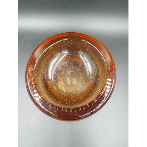 406 - A Murano Bullicante amber glass circular bowl - approx. 19cm diameter