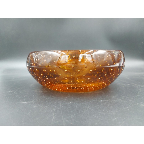 406 - A Murano Bullicante amber glass circular bowl - approx. 19cm diameter