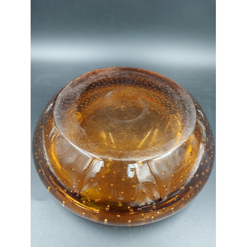 406 - A Murano Bullicante amber glass circular bowl - approx. 19cm diameter