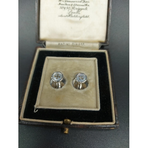 219 - A pair of cased vintage 9ct white gold and mother of pearl mens cufflinks - approx. gross weight 2.3... 