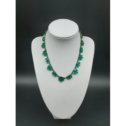 228 - A vintage Art Deco green crystal glass necklace - approx. 37cm long