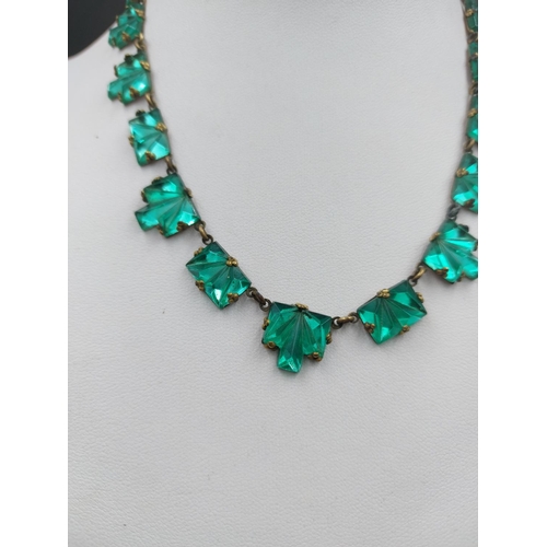 228 - A vintage Art Deco green crystal glass necklace - approx. 37cm long