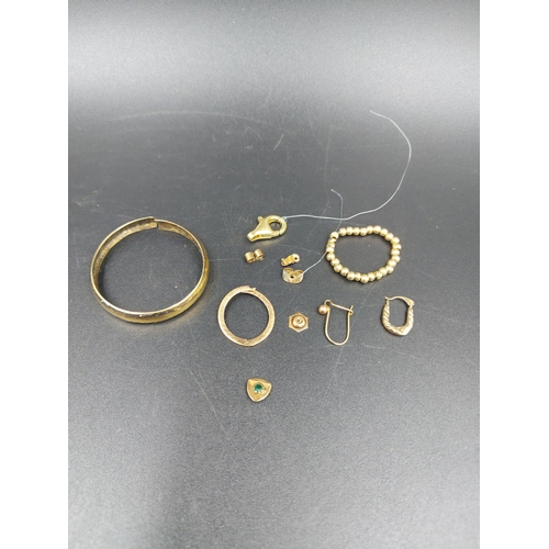 234 - A collection of various 9ct gold and yellow metal jewellery to include six pieces of scrap 9ct gold ... 