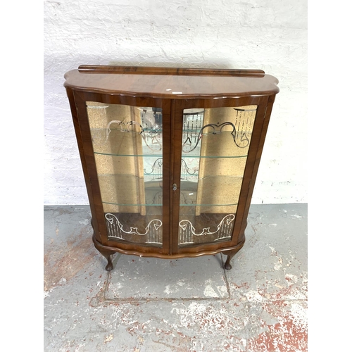 638 - A 1950s walnut display cabinet with mirror back and cabriole supports - approx. 116cm high x 99cm wi... 