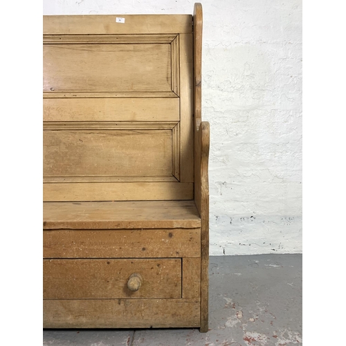 661 - A Victorian pine farmhouse settle - approx. 124cm high x 118cm wide x 39cm deep