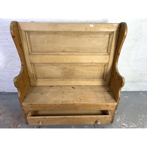 661 - A Victorian pine farmhouse settle - approx. 124cm high x 118cm wide x 39cm deep