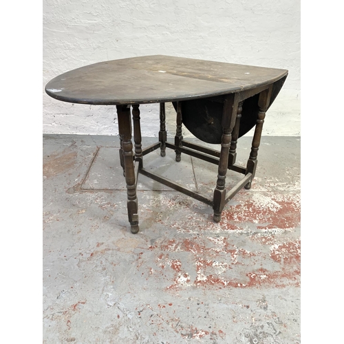 692 - A vintage oak drop leaf gate leg dining table