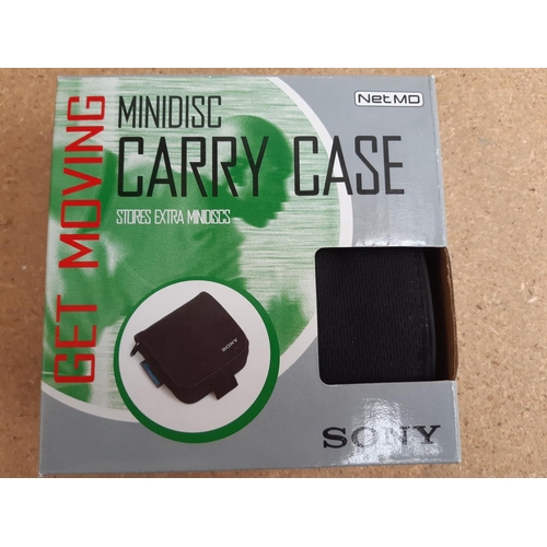 1017 - Two Sony MiniDisc items, one boxed blue MZ-R909 portable recorder with accessories and instruction m... 