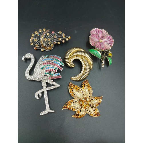 243 - A collection of assorted costume jewellery to include brooches, buttons, rings etc.