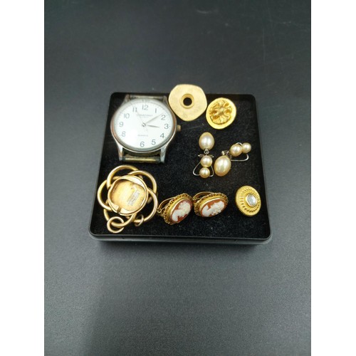 243 - A collection of assorted costume jewellery to include brooches, buttons, rings etc.