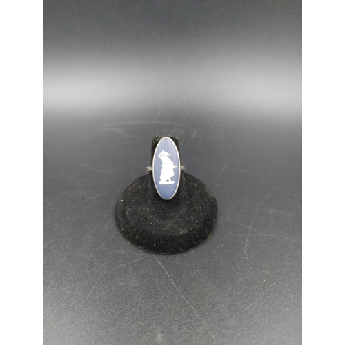 129 - A Wedgwood 925 sterling silver Hygieia ring, size N - approx. gross weight 3 grams