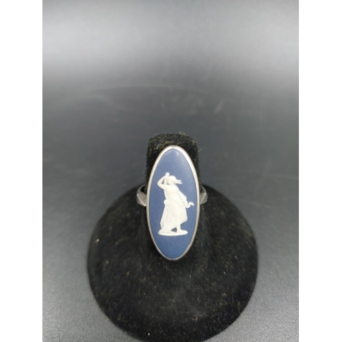 129 - A Wedgwood 925 sterling silver Hygieia ring, size N - approx. gross weight 3 grams