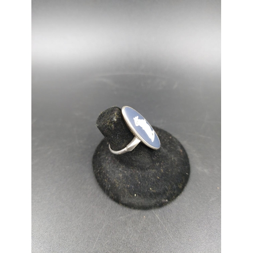 129 - A Wedgwood 925 sterling silver Hygieia ring, size N - approx. gross weight 3 grams