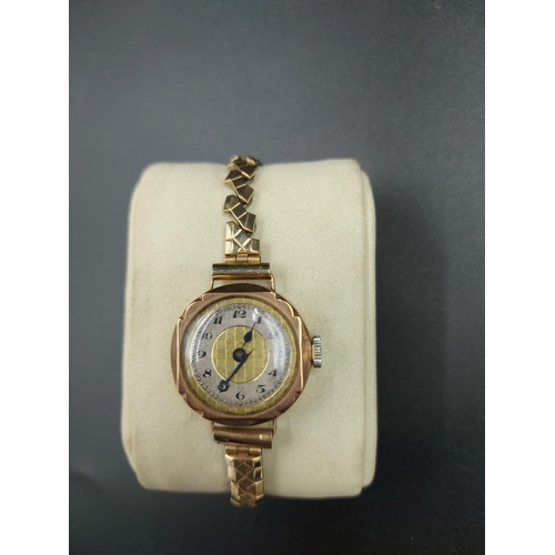 216C - A believed 9ct gold ladies wristwatch with stainless steel and gold plated strap - approx. gross wei... 