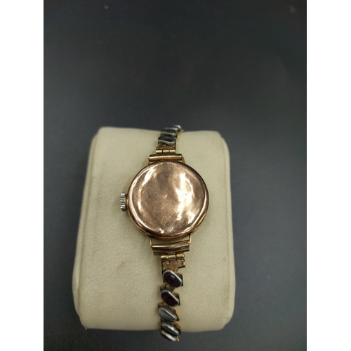 216C - A believed 9ct gold ladies wristwatch with stainless steel and gold plated strap - approx. gross wei... 