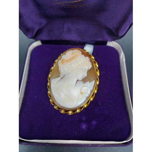 230A - A hallmarked 9ct gold cameo pin brooch - approx. 5cm x 3.5cm and gross weight 10.1 grams