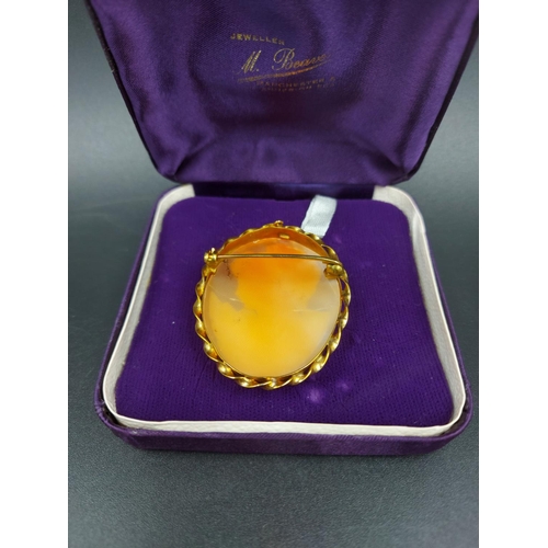 230A - A hallmarked 9ct gold cameo pin brooch - approx. 5cm x 3.5cm and gross weight 10.1 grams