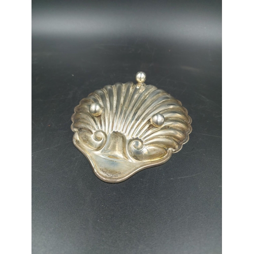 249 - An Art Deco hallmarked Sheffield silver tri footed scallop dish by Pearce & Sons, dated 1933 - appro... 