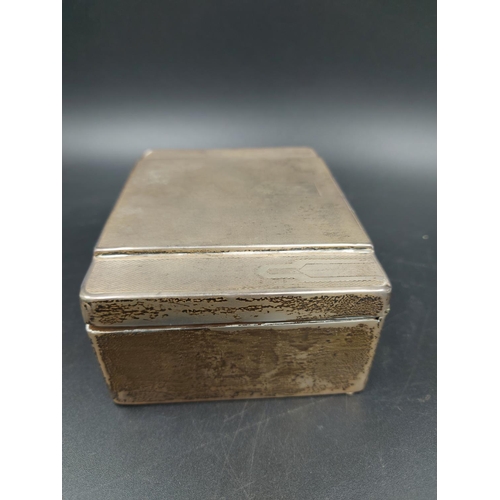 259 - An Art Deco EPNS engine turned cigarette box - measuring approx. 4.5cm high x 11.5cm wide and 8.5cm ... 