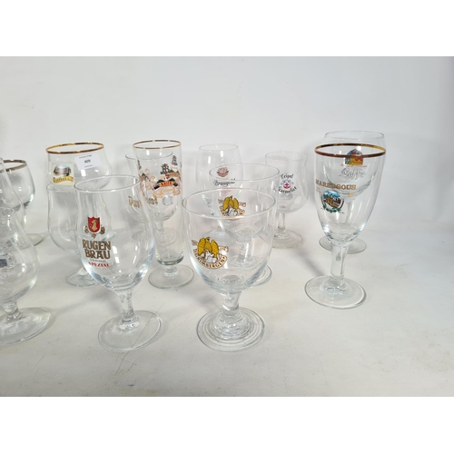 409 - Eighteen various Belgian beer glasses to include Kwak with wooden stand, Rugenbrau, Grimbergen, Hoeg... 